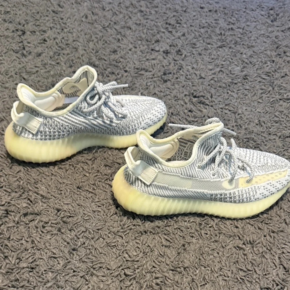 Adidas Yeezy Boost 350 V2 in Gray and Cream Size 5 Men - Picture 3 of 4
